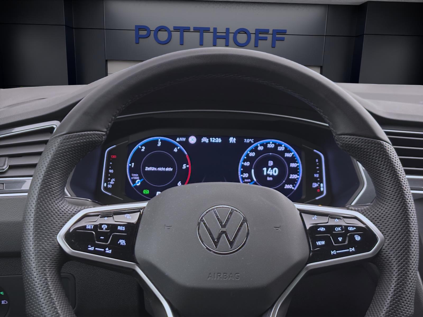 Volkswagen Tiguan 2.0 TDI DSG 4M R-LINE STDHZG AHK MATRIX PDC