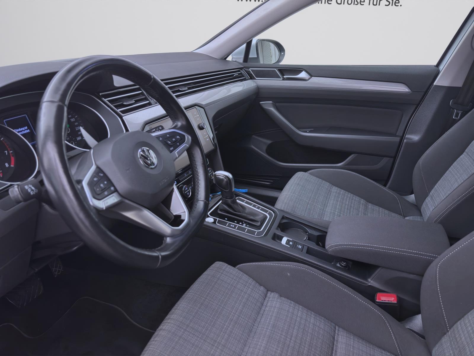 Volkswagen Passat Variant 1.5 TSI DSG BUSINESS NAVI LED AHK