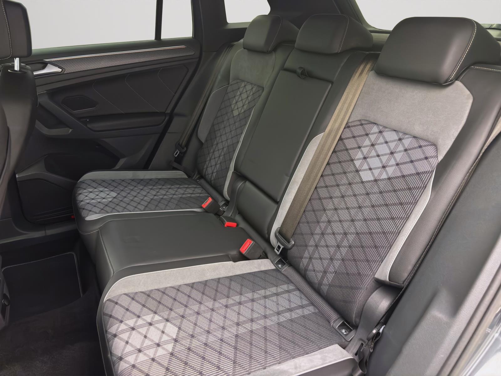 Volkswagen Tiguan 1.5 TSI DSG R-LINE STDHZG AHK PANO NAVI