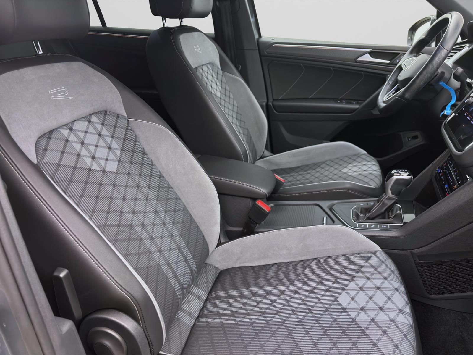 Volkswagen Tiguan 1.5 TSI DSG R-LINE STDHZG AHK PANO NAVI