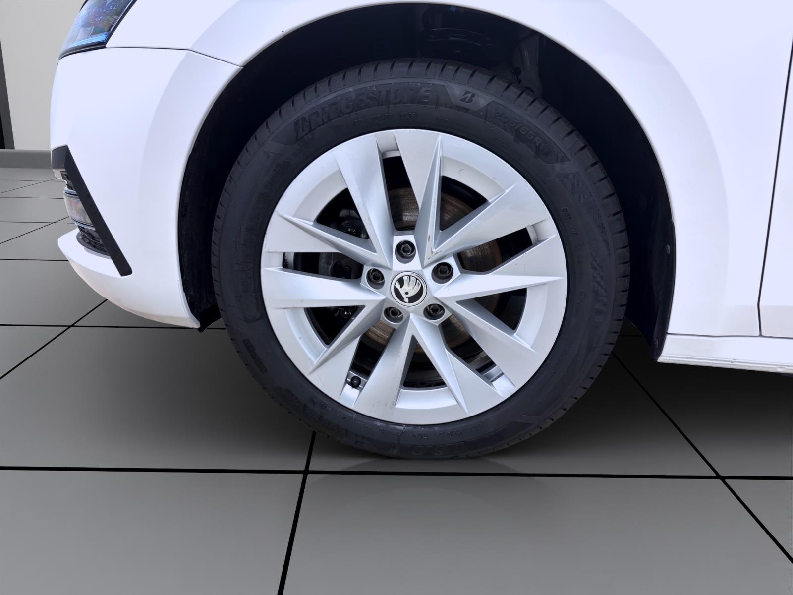 Skoda Octavia Combi 2.0 TDI STYLE NAVI KLIMA PDC SITZHZG