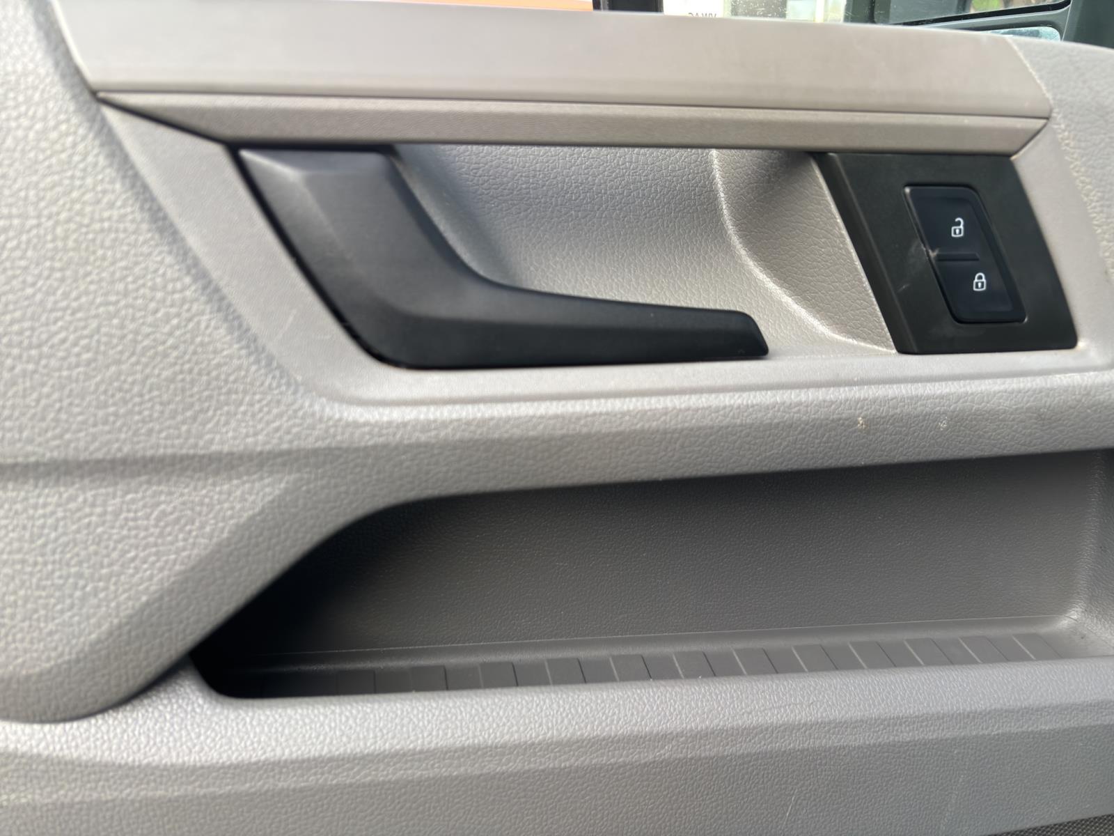 Volkswagen Crafter Kasten 35 TDI MITTELLANG FWD AHK NAVI ACC KAMERA