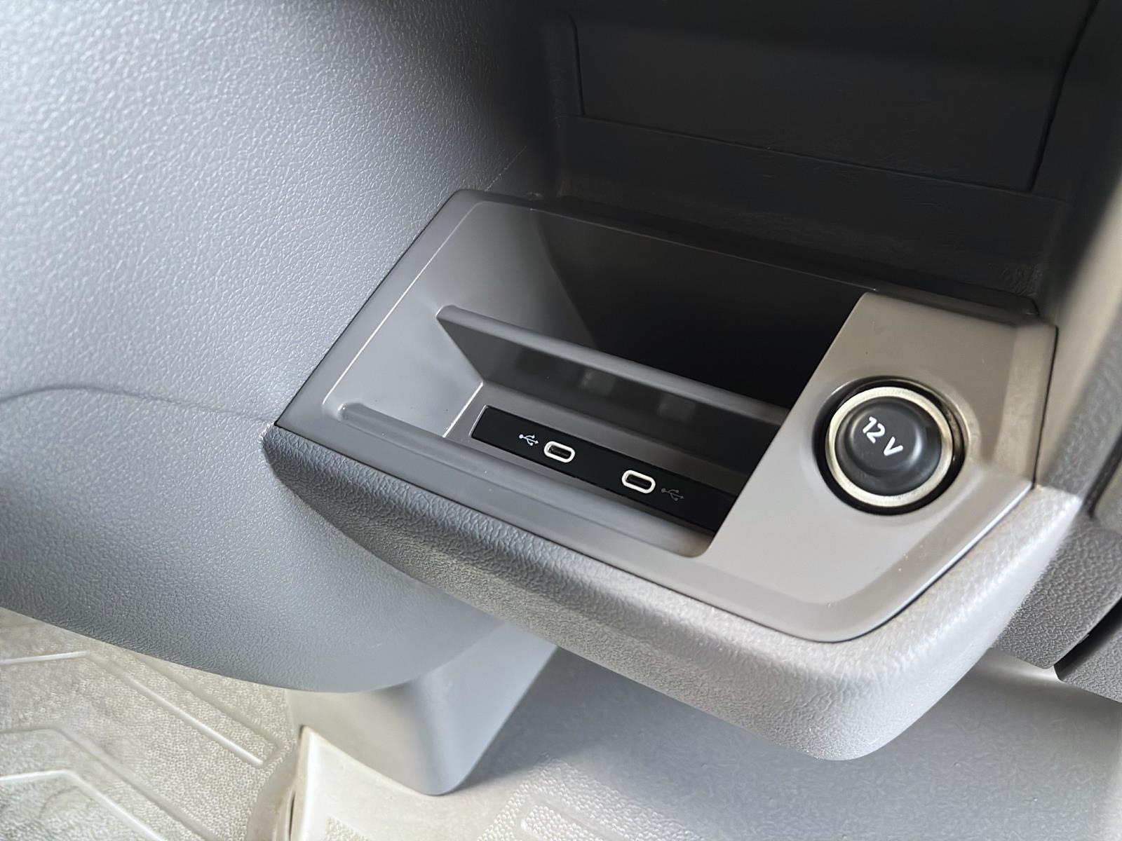 Volkswagen Crafter Kasten 35 TDI MITTELLANG FWD AHK NAVI ACC KAMERA
