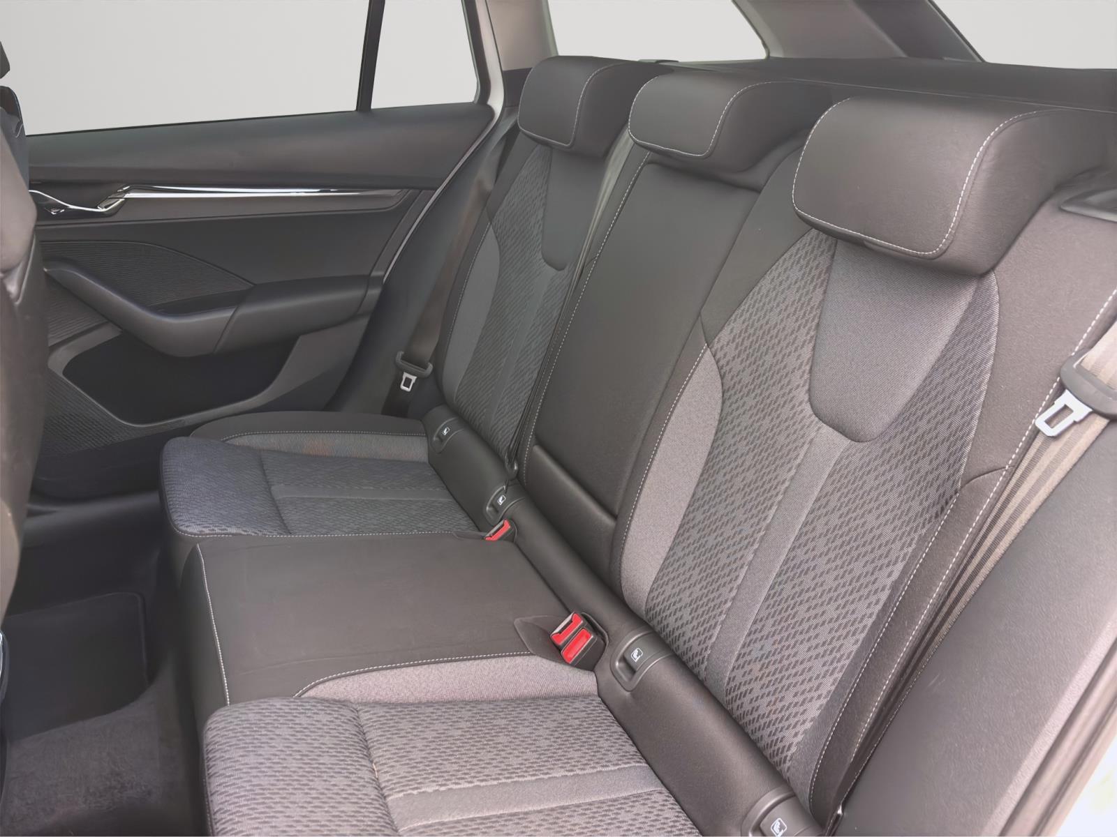 Skoda Octavia Combi 2.0 TDI DSG STYLE NAVI PANO KLIMA PDC