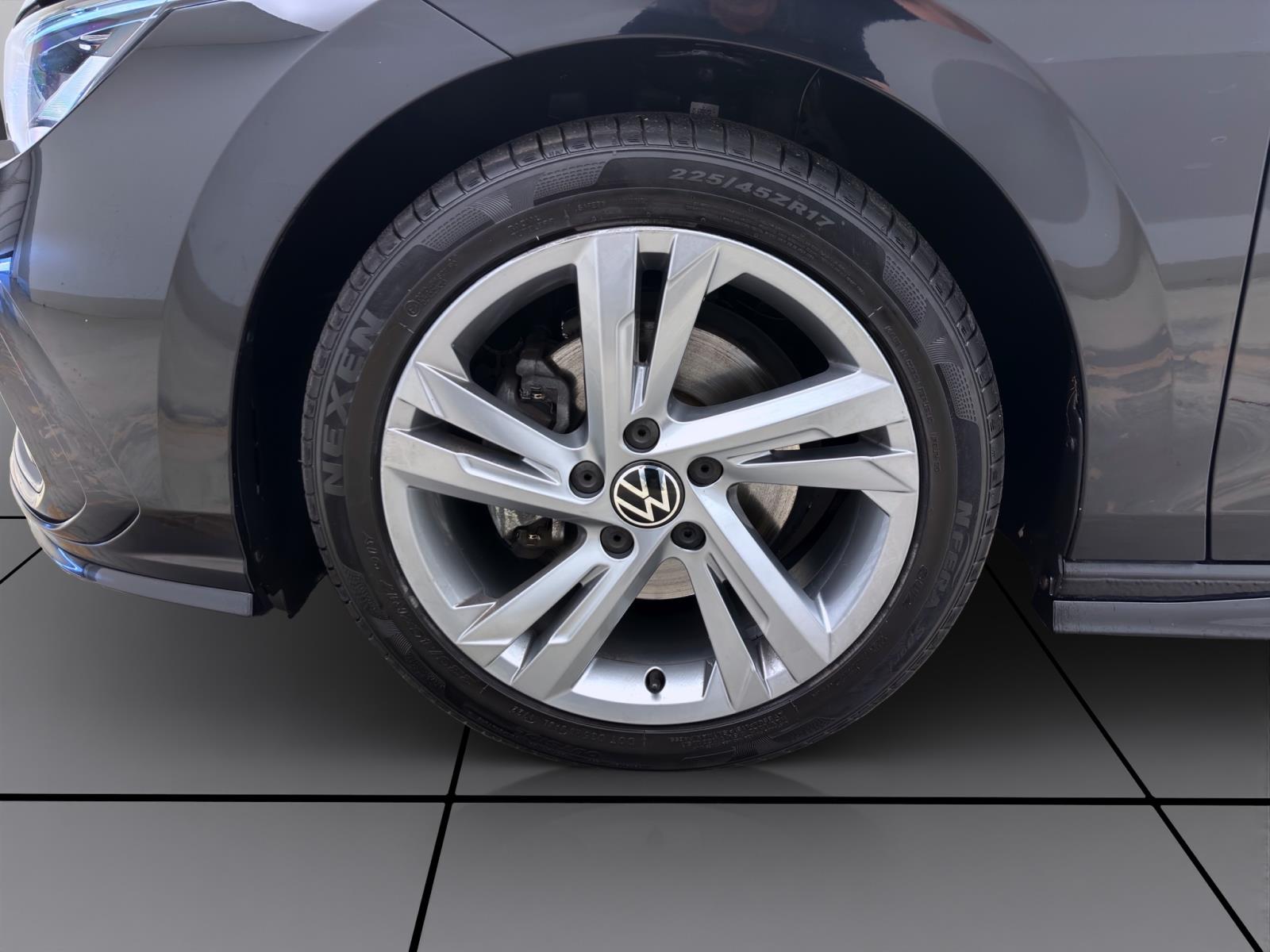 Volkswagen Golf 1.5 eTSI DSG R-LINE ACC LED SITZHZG KLIMA