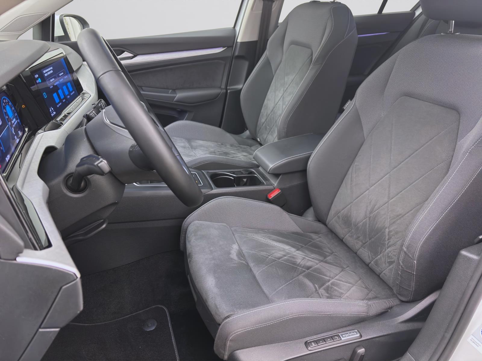 Volkswagen Golf 2.0 TDI LIFE STDHZG NAVI AHK PANO