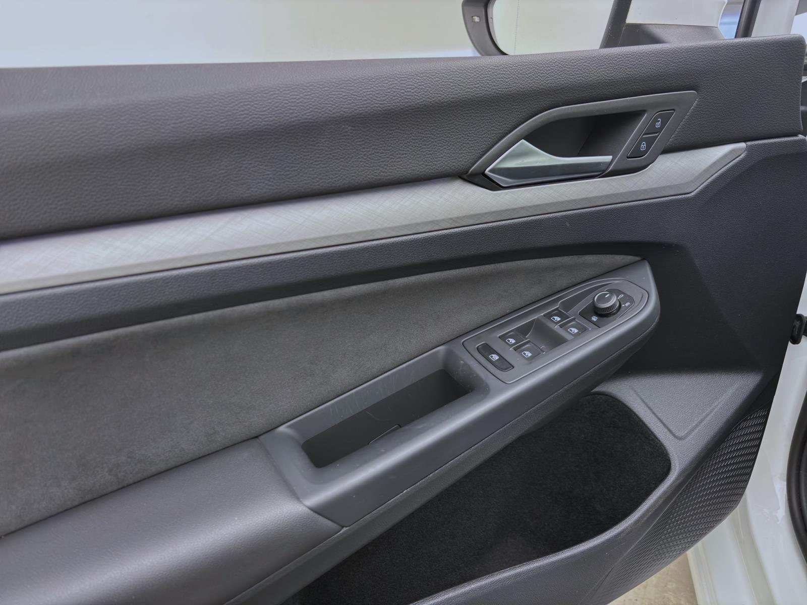 Volkswagen Golf 2.0 TDI LIFE STDHZG NAVI AHK PANO