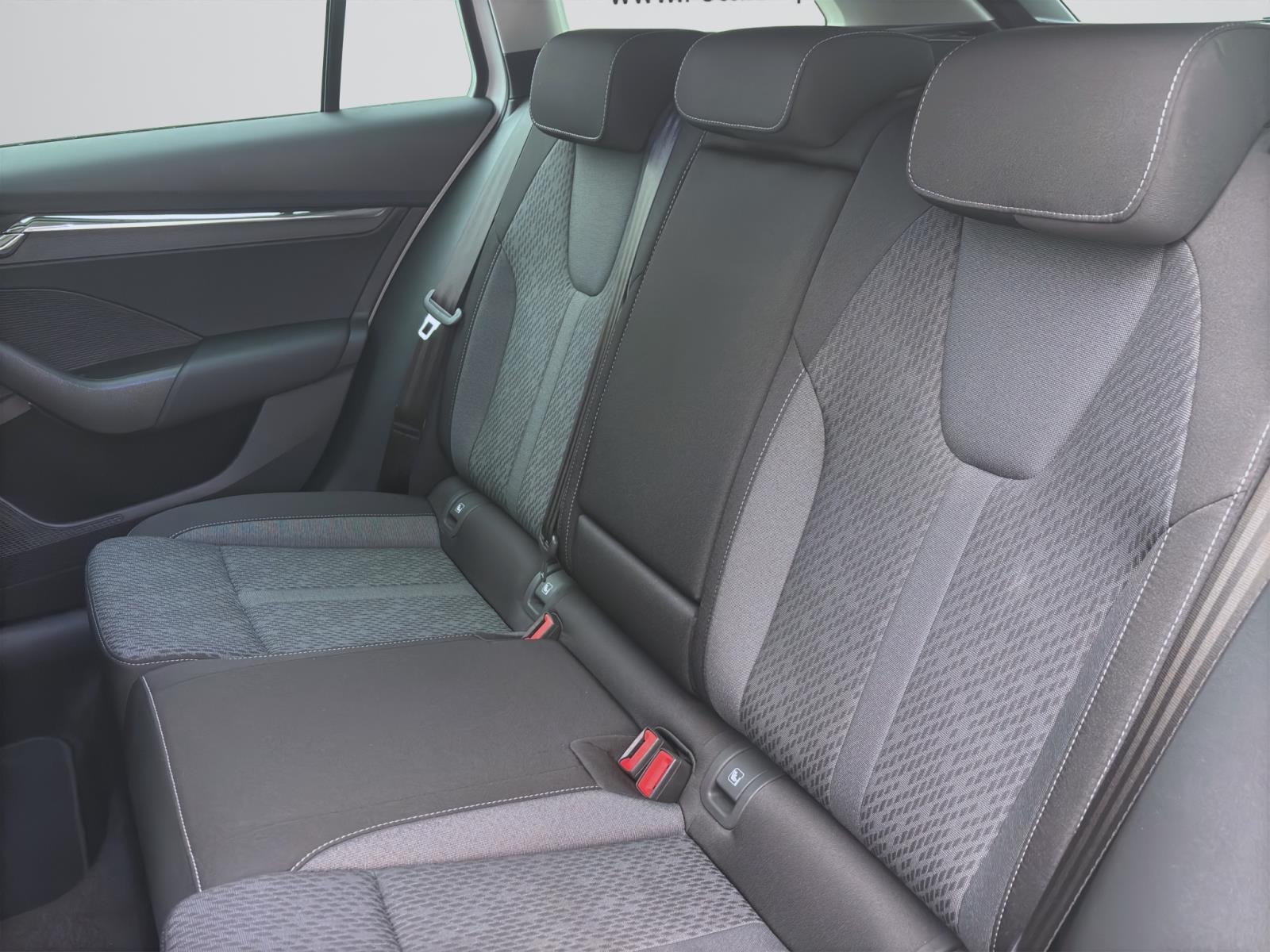 Skoda Octavia Combi 2.0 TDI DSG STYLE NAVI PDC KLIMA LED