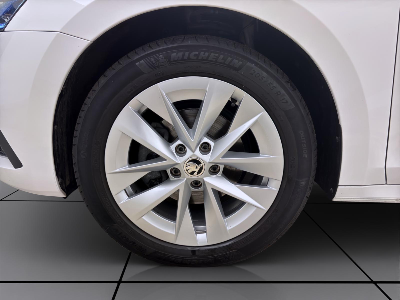 Skoda Octavia Combi 2.0 TDI DSG STYLE NAVI PDC SITZHZG KLIMA