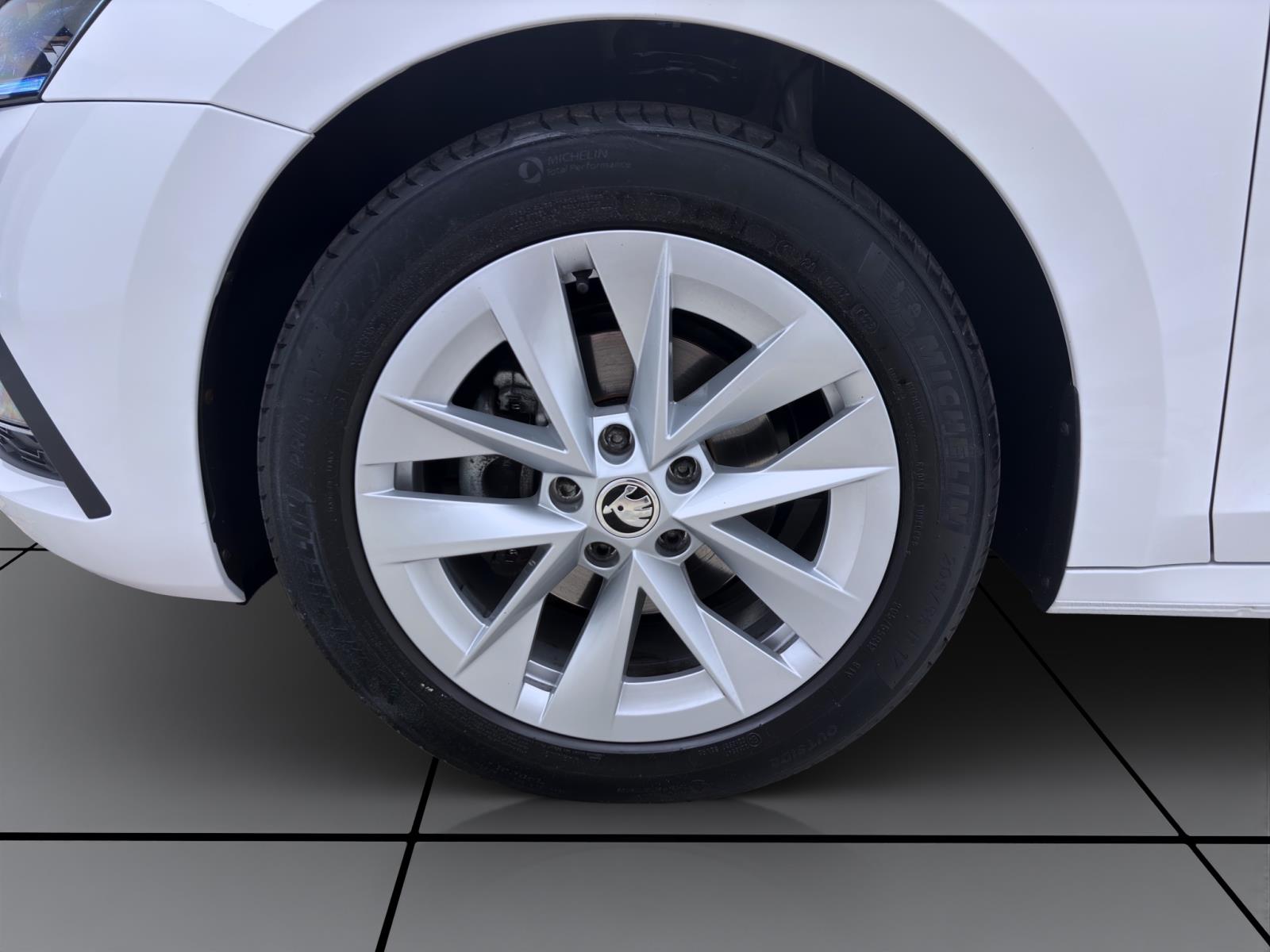 Skoda Octavia Combi 2.0 TDI DSG STYLE NAVI AHK PDC SITZHZG