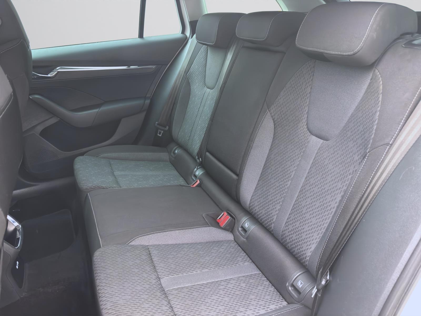 Skoda Octavia Combi 2.0 TDI DSG STYLE NAVI AHK PDC SITZHZG