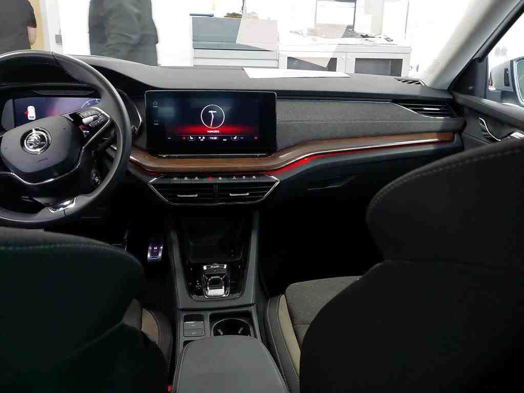 Skoda Octavia Combi 2.0 TDI DSG 4x4 SCOUT NAVI AHK PDC SITZHZG