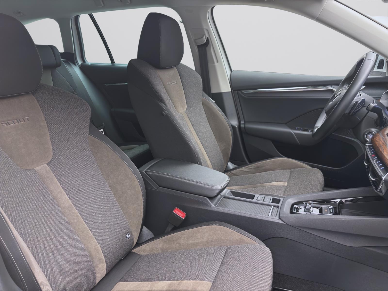 Skoda Octavia Combi 2.0 TDI DSG 4x4 SCOUT NAVI AHK PDC SITZHZG