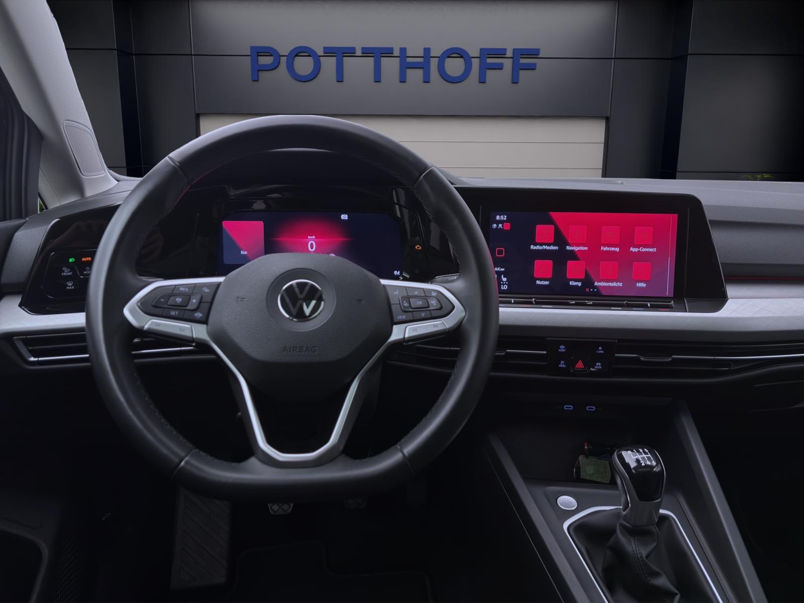Volkswagen Golf 1.5 TSI LIFE IQ.LIGHT PANO DCC LM18