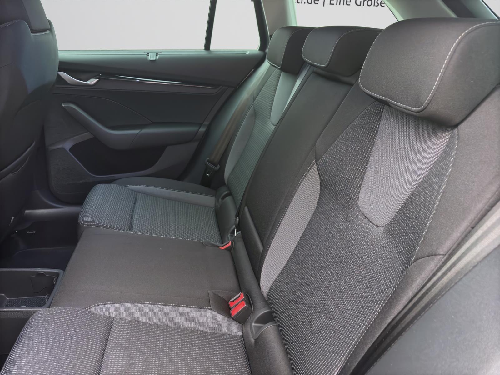 Skoda Octavia Combi 1.5 eTSI DSG SELECTION NAVI KLIMA PDC ACC