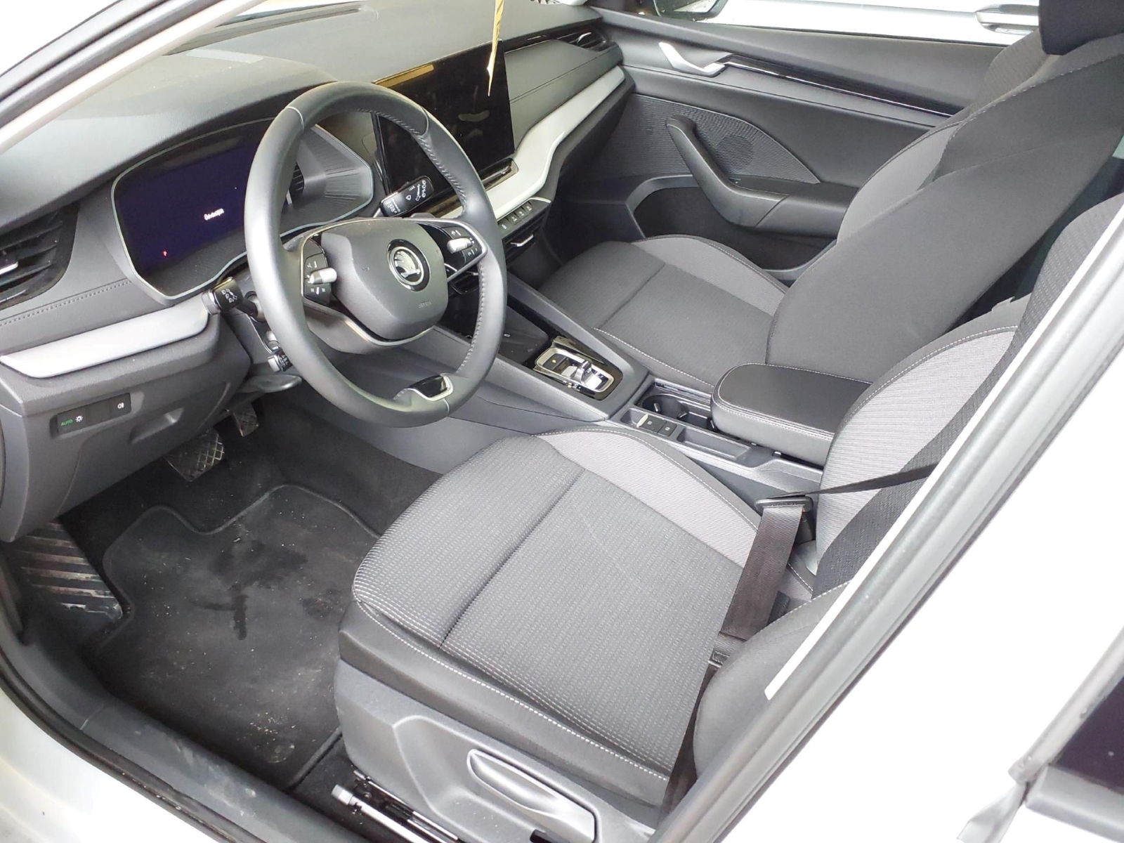 Skoda Octavia Combi 1.5 eTSI DSG SELECTION NAVI KLIMA PDC LED