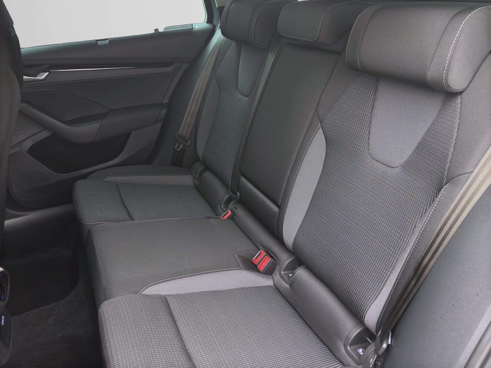 Skoda Octavia Combi 1.5 eTSI DSG SELECTION NAVI KLIMA PDC SITZHZG