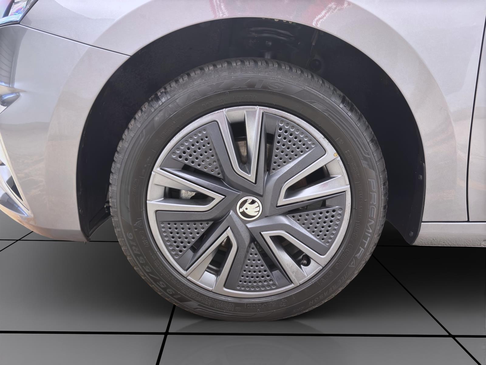 Skoda Fabia 1.0 TSI DSG SELECTION PANO NAVI SITZHZG ACC