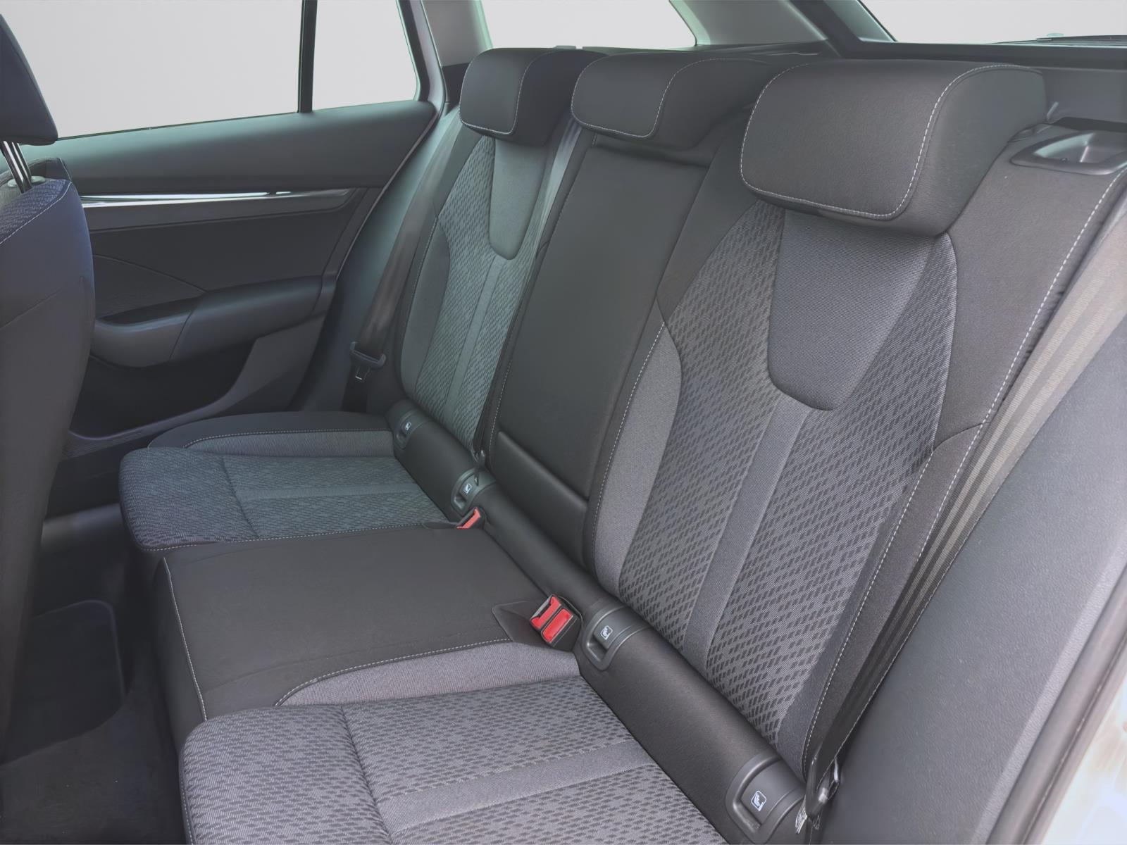 Skoda Octavia Combi 2.0 TDI DSG STYLE NAVI PDC SITZHZG KLIMA