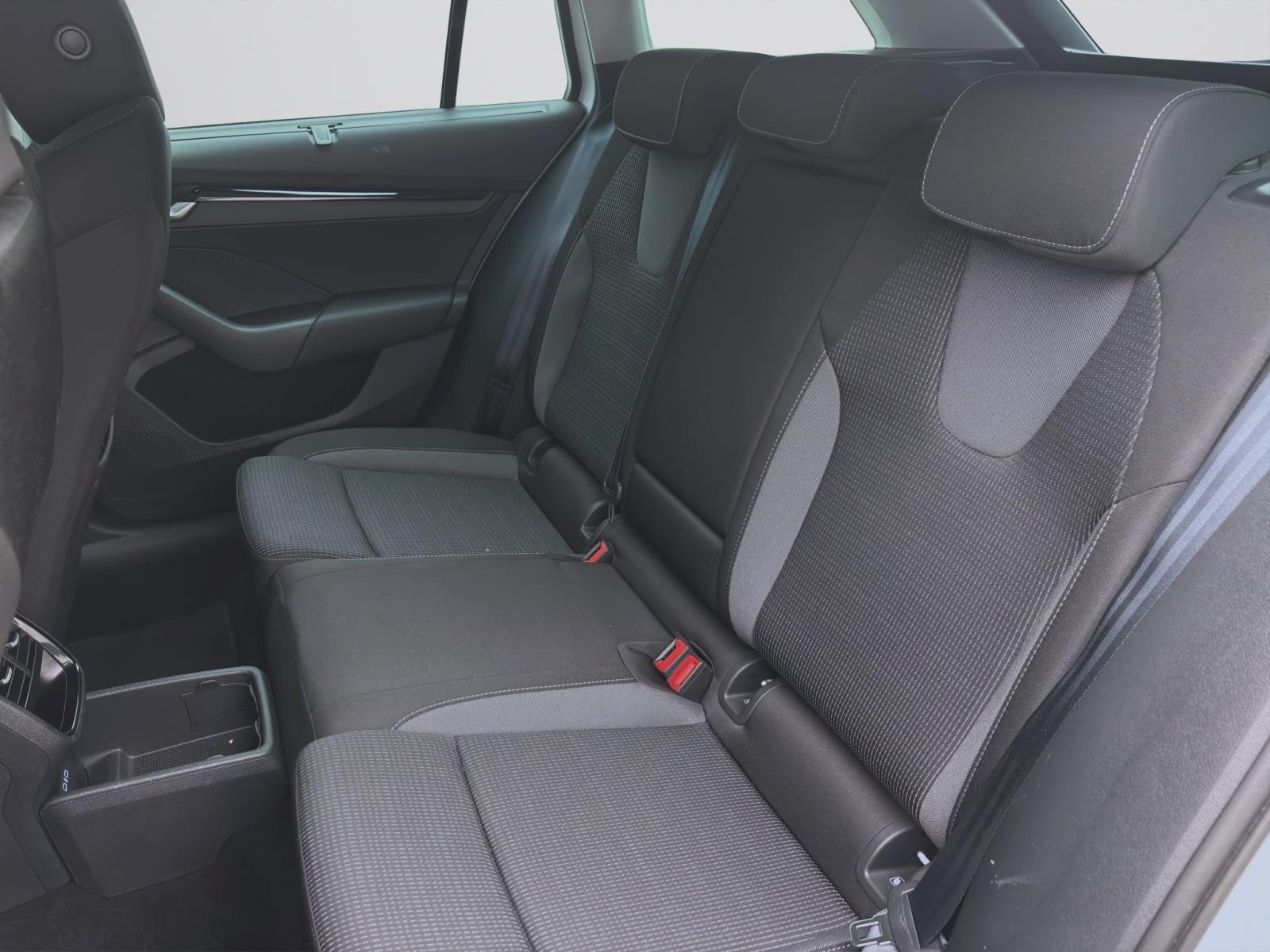 Skoda Octavia Combi 1.5 eTSI DSG SELECTION NAVI KLIMA PDC SITZHZG