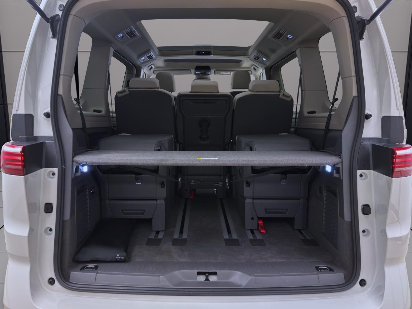 Volkswagen T7 Multivan 1.4 eHybrid DSG PANO AHK IQ.LIGHT NAVI