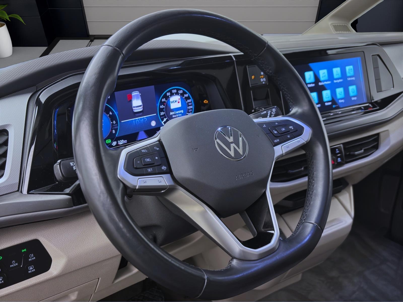 Volkswagen T7 Multivan 1.4 eHybrid DSG PANO AHK IQ.LIGHT NAVI