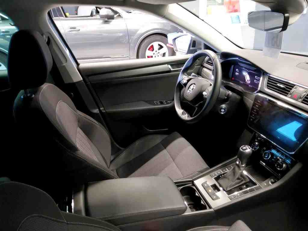 Skoda Superb Combi iV 1.4 TSI DSG STYLE AHK NAVI MATRIX ACC