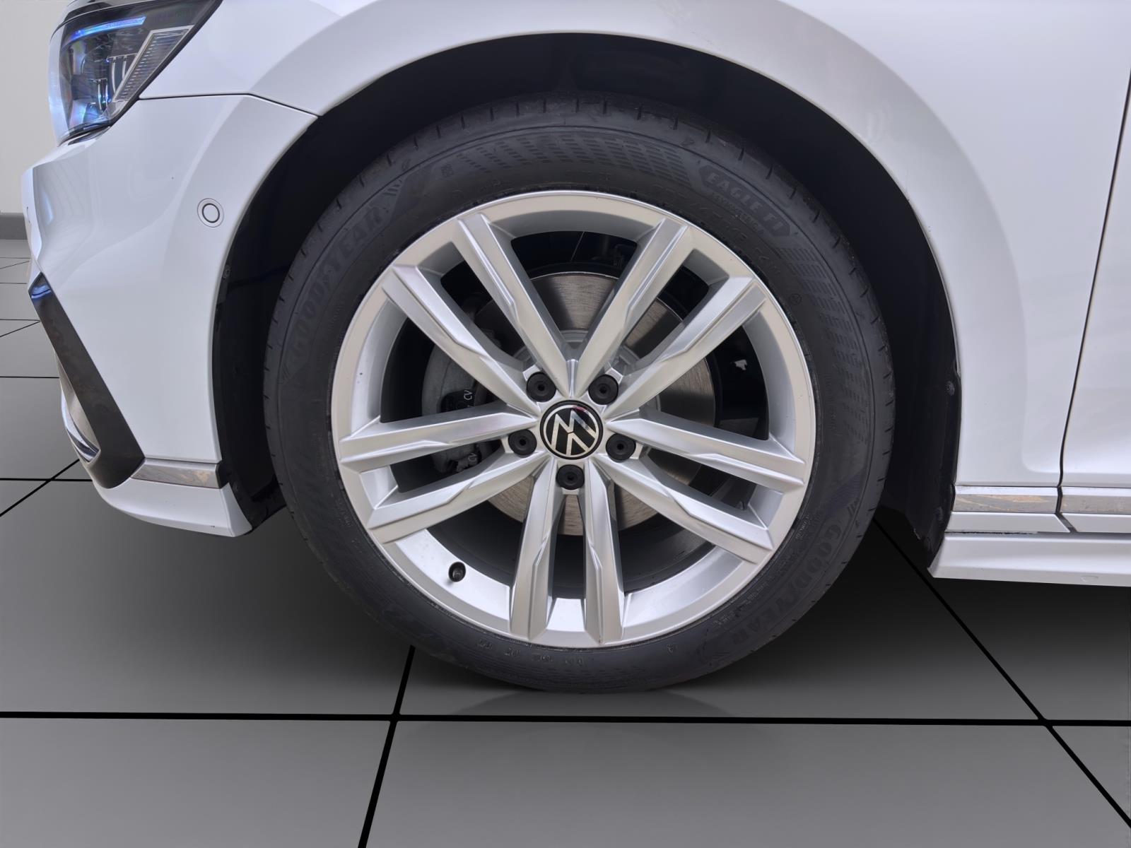 Volkswagen Passat Variant 2.0 TDI DSG ELEGANCE R-LINE NAVI IQ.LIGHT KAMERA