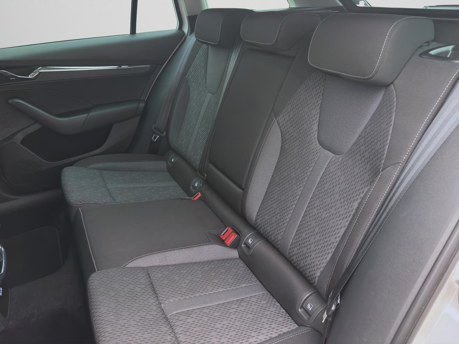Skoda Octavia Combi 2.0 TDI STYLE NAVI PDC LED KLIMA