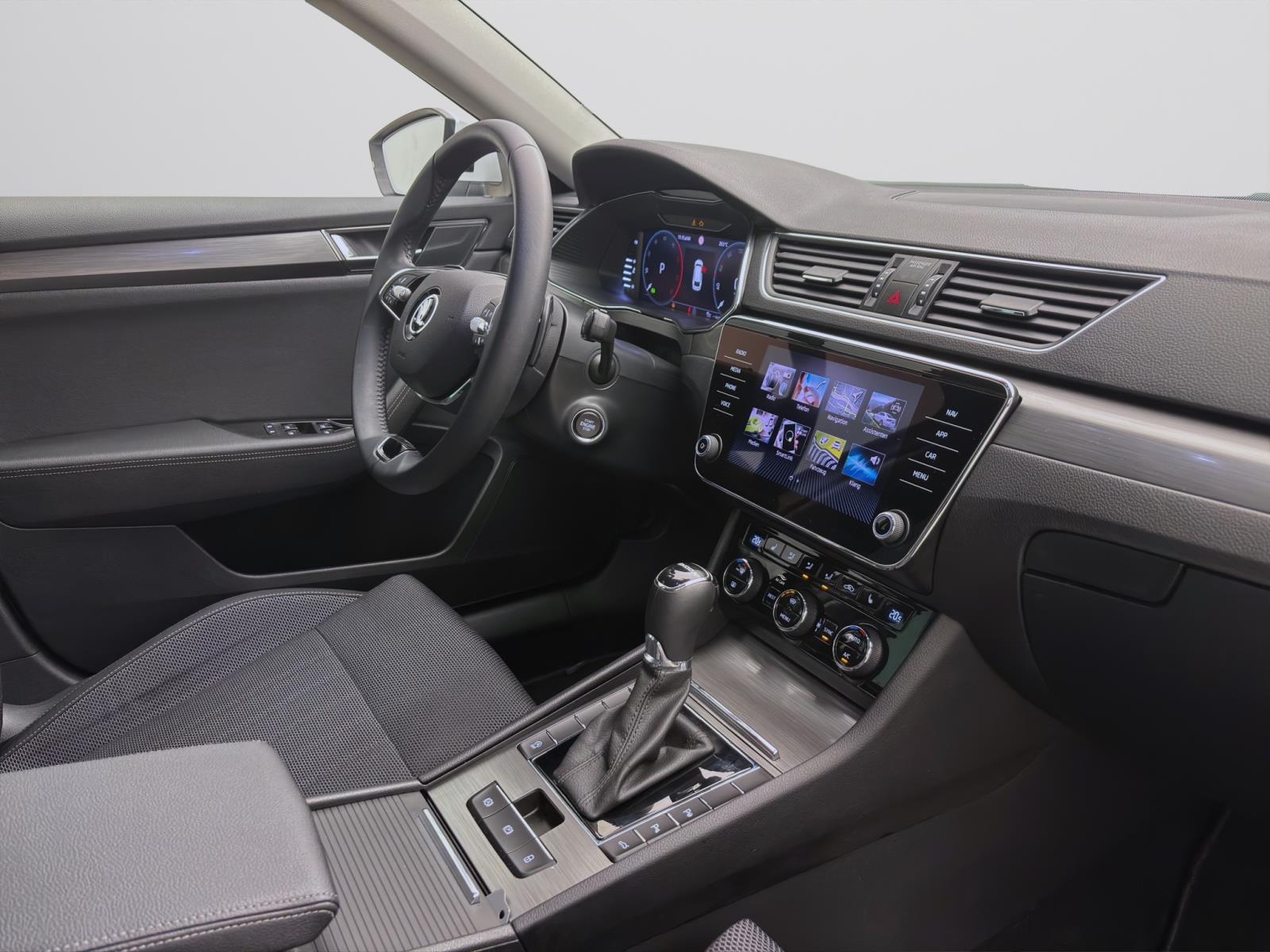 Skoda Superb Combi 2.0 TDI DSG STYLE AHK NAVI MATRIX ACC