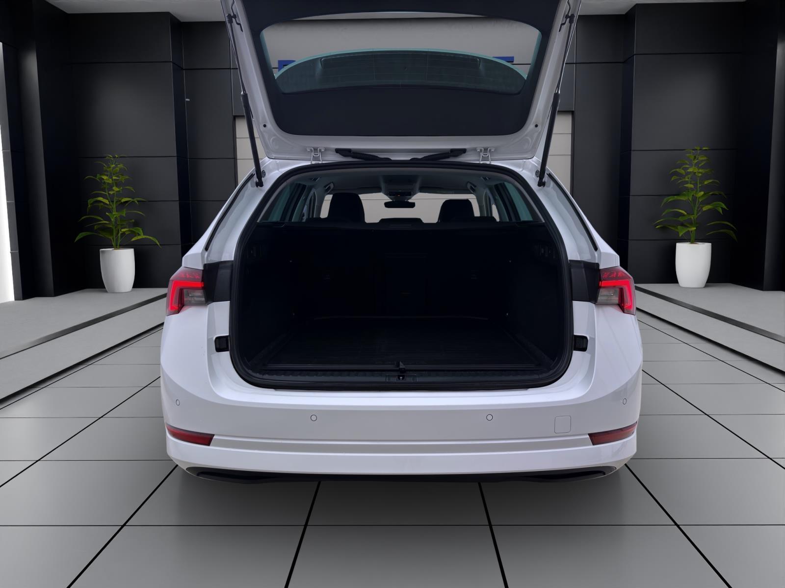 Skoda Octavia Combi 2.0 TDI DSG STYLE AHK NAVI SITZHZG ACC HUD