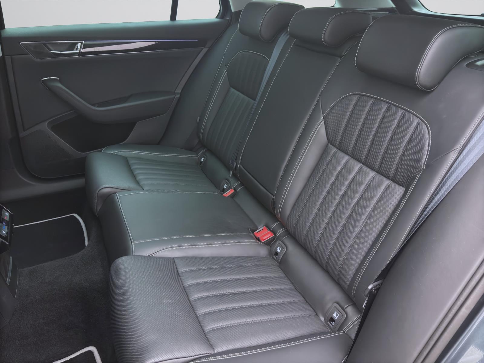 Skoda Superb Combi 2.0 TDI DSG 4x4 L&K PANO STANDHZG MATRIX