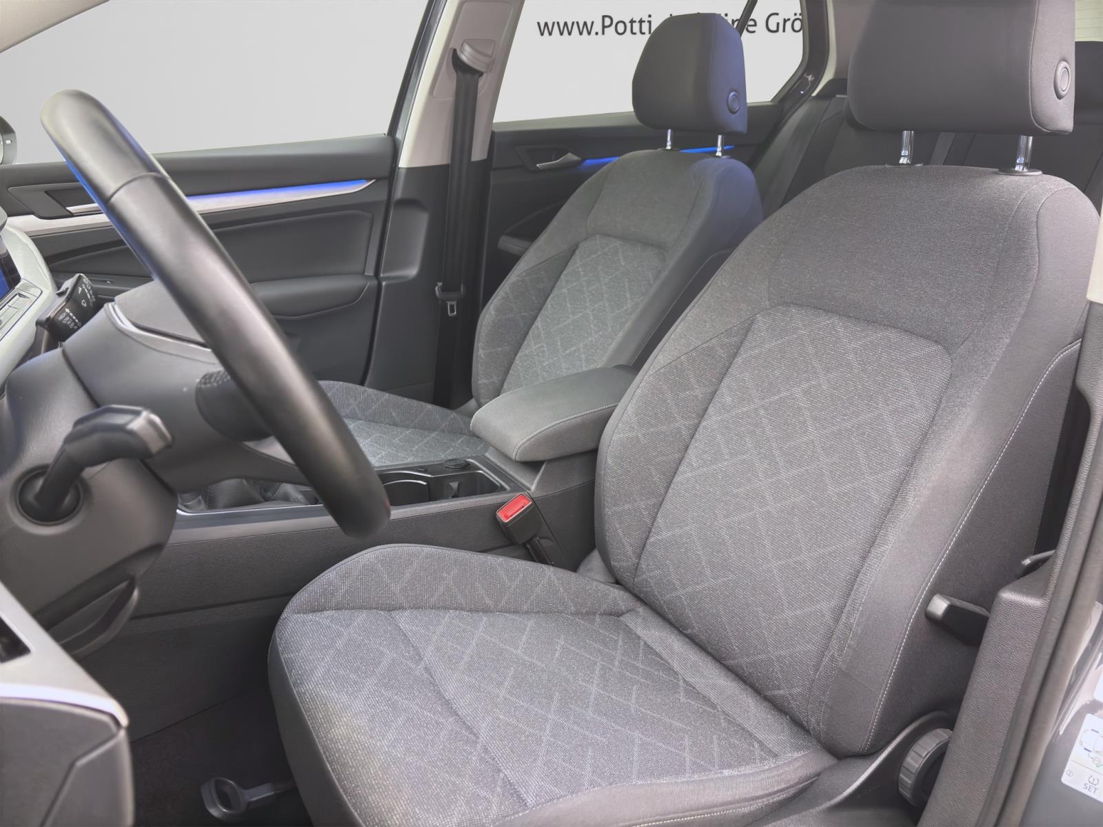 Volkswagen Golf 1.5 TSI LIFE NAVI D.COCKPIT PDC SITZHZG