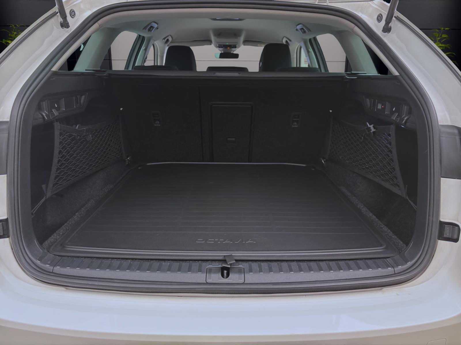 Skoda Octavia Combi 2.0 TDI STYLE NAVI AHK KLIMA PDC