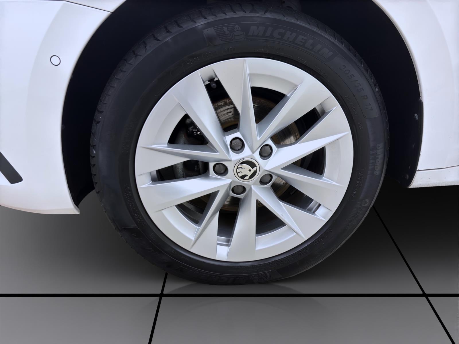 Bild 7: Skoda Octavia Combi 2.0 TDI DSG FIRST EDITION STDHZG AHK MATRIX PDC