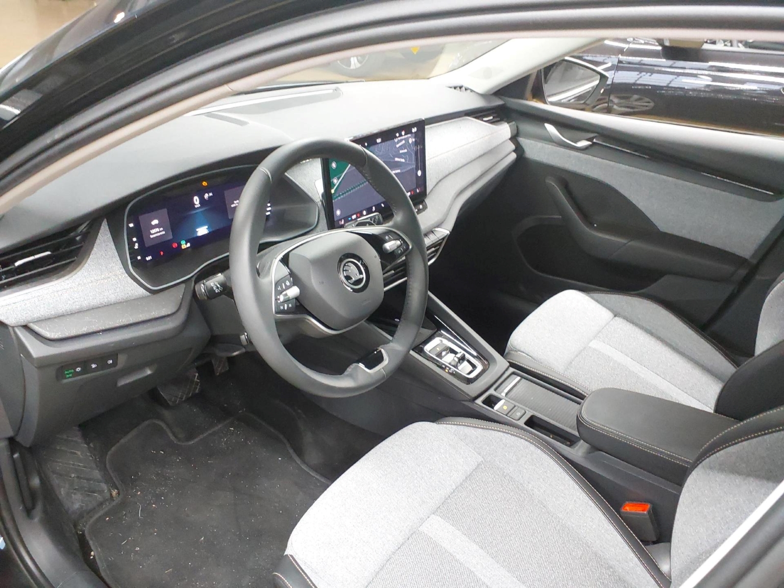 Skoda Octavia Combi 1.5 eTSI DSG SELECTION NAVI PDC MATRIX