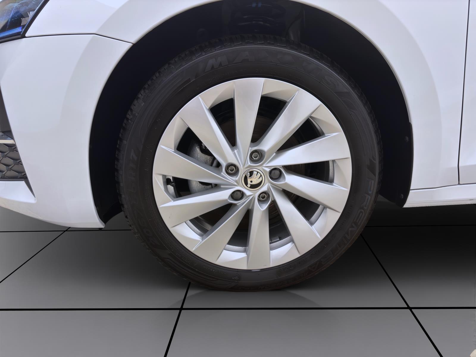 Bild 7: Skoda Octavia Combi 1.5 eTSI DSG SELECTION NAVI MATRIX SHZG