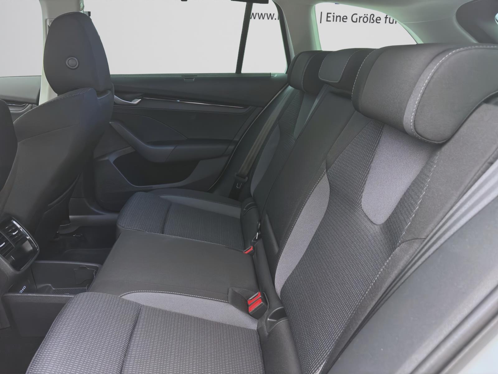 Bild 13: Skoda Octavia Combi 1.5 eTSI DSG SELECTION NAVI MATRIX SHZG