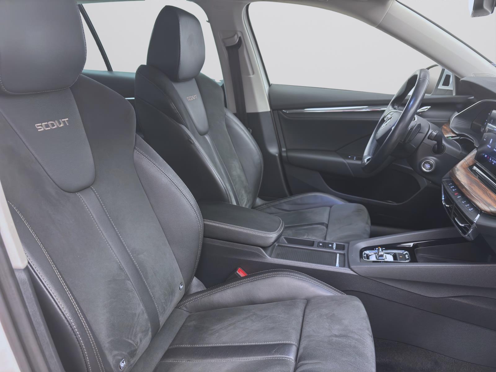 Bild 14: Skoda Octavia Combi 2.0 TDI DSG 4x4 SCOUT AHK NAVI MATRIX HuD