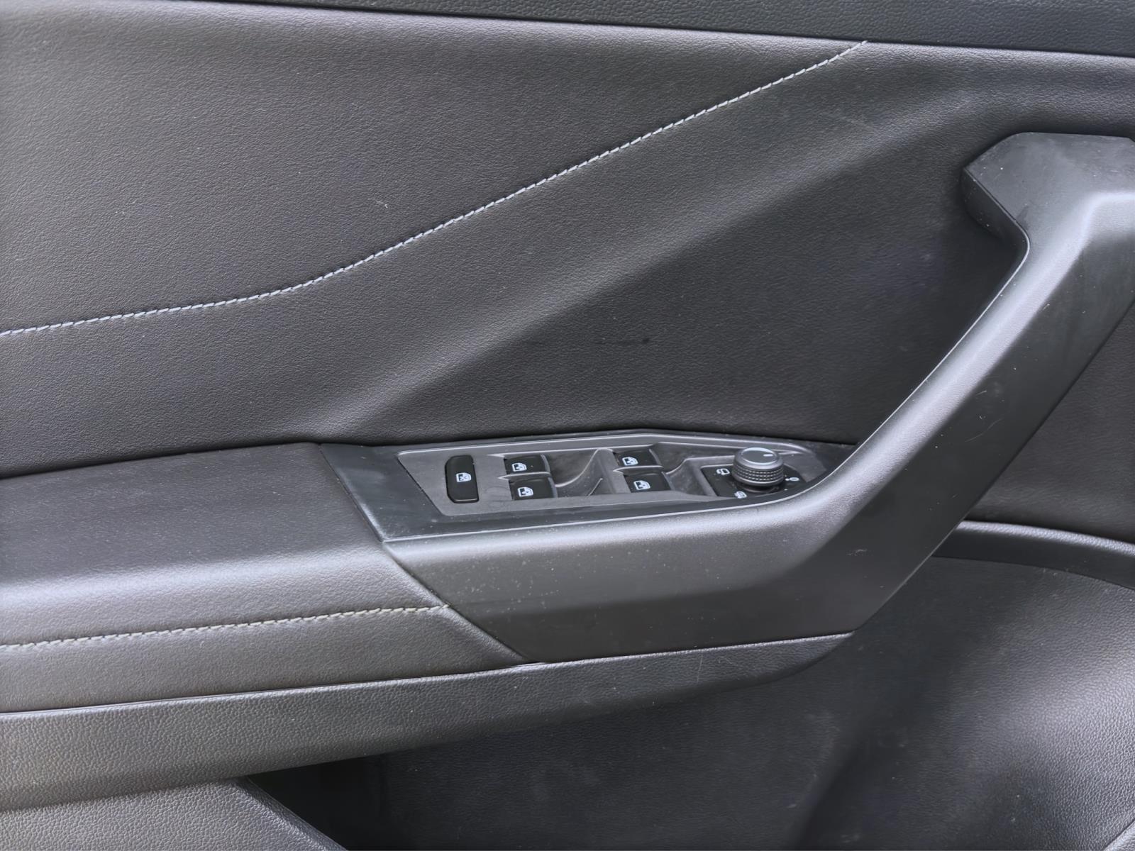 Bild 9: Volkswagen T-Roc 1.5 TSI DSG R-LINE AHK NAVI LED KAMERA