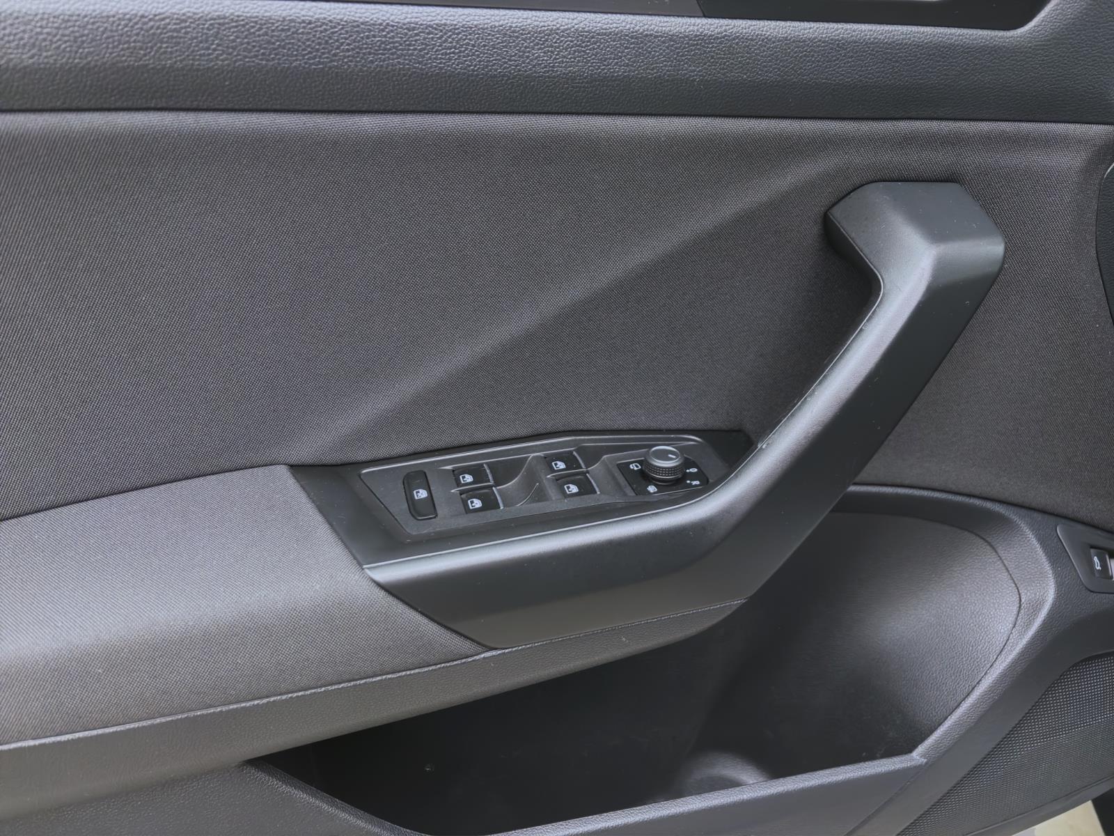 Bild 9: Volkswagen T-Roc 1.5 TSI R-LINE NAVI LED KAMERA SITZHZG