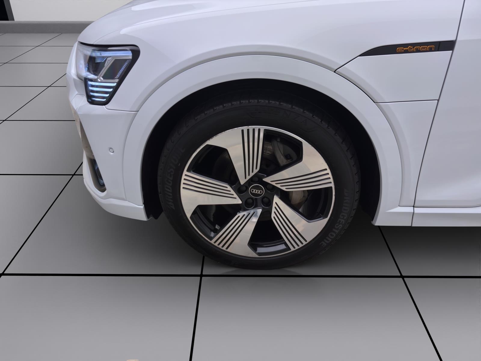 Bild 7: Audi e-tron 55 Q S LINE PANO MATRIX NAVI+ LM21 PDC