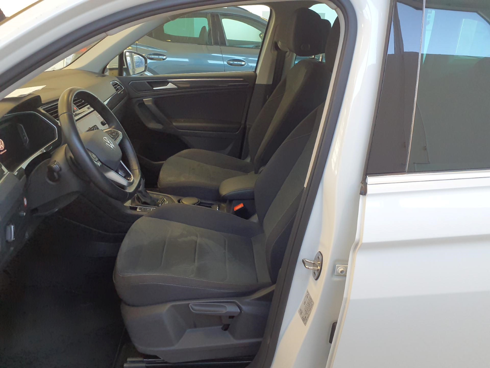 Bild 2: Volkswagen Tiguan 2.0 TDI DSG 4M ELEGANCE STANDHZG AHK IQ.LIGHT NAVI