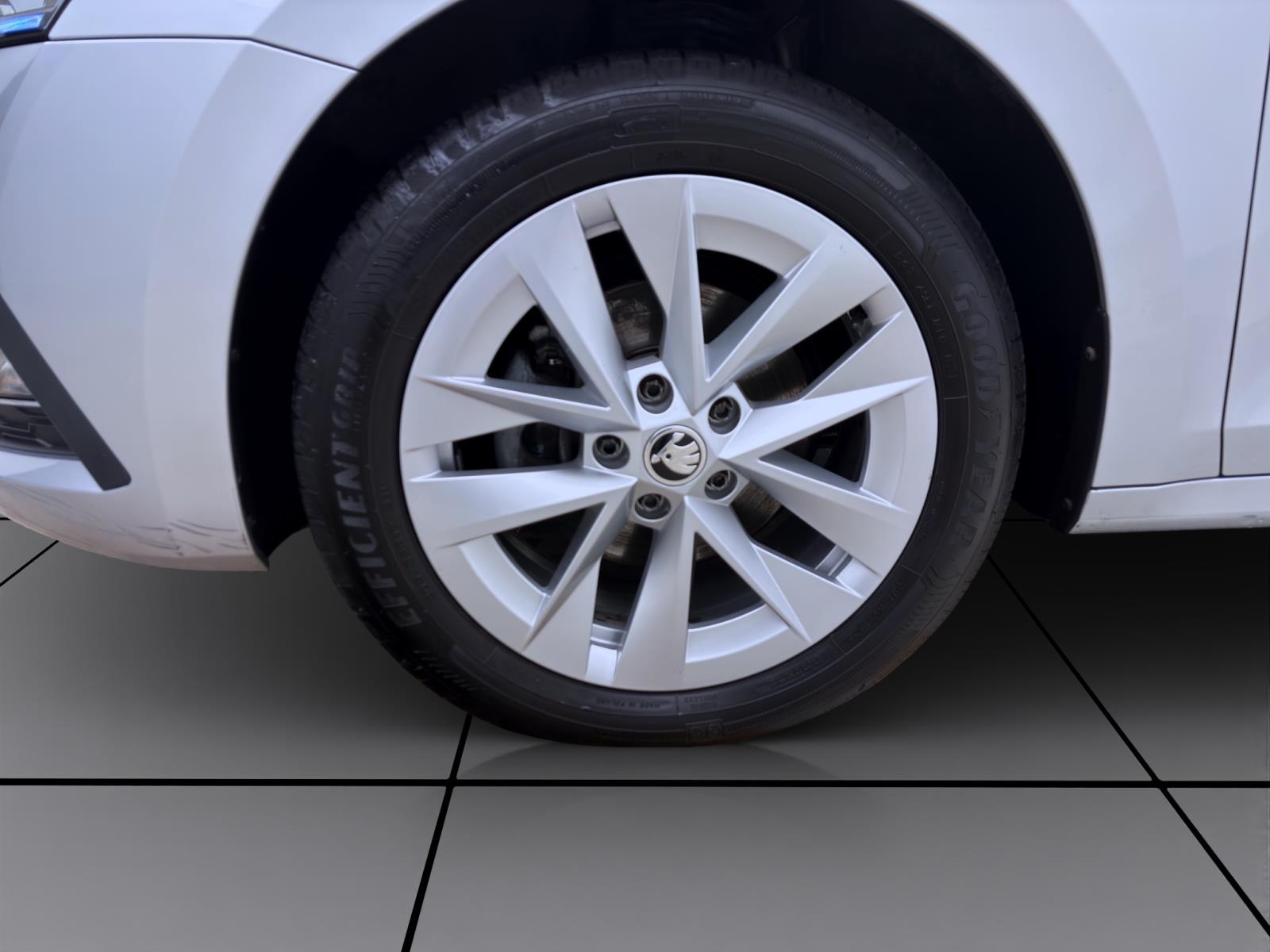 Bild 7: Skoda Octavia Combi 2.0 TDI DSG STYLE NAVI PDC LED HuD