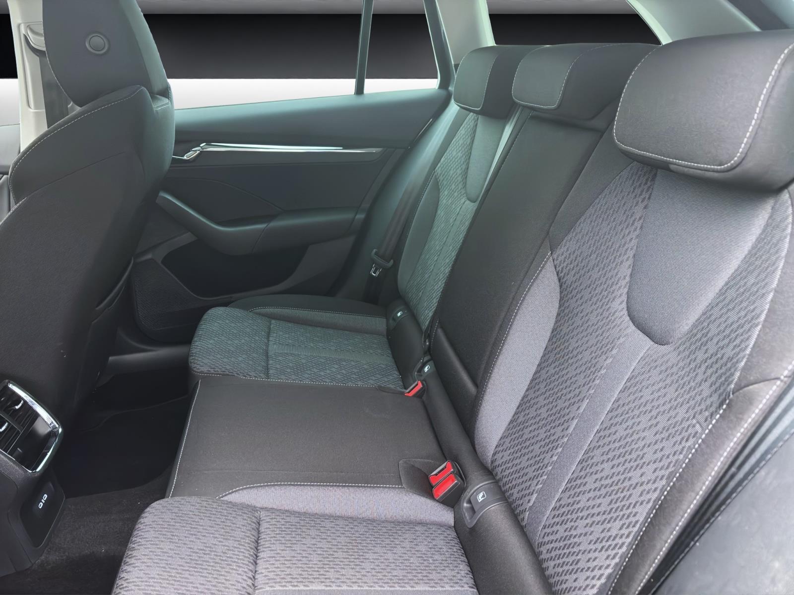 Bild 12: Skoda Octavia Combi 2.0 TDI DSG STYLE NAVI MATRIX PDC SITZHZG