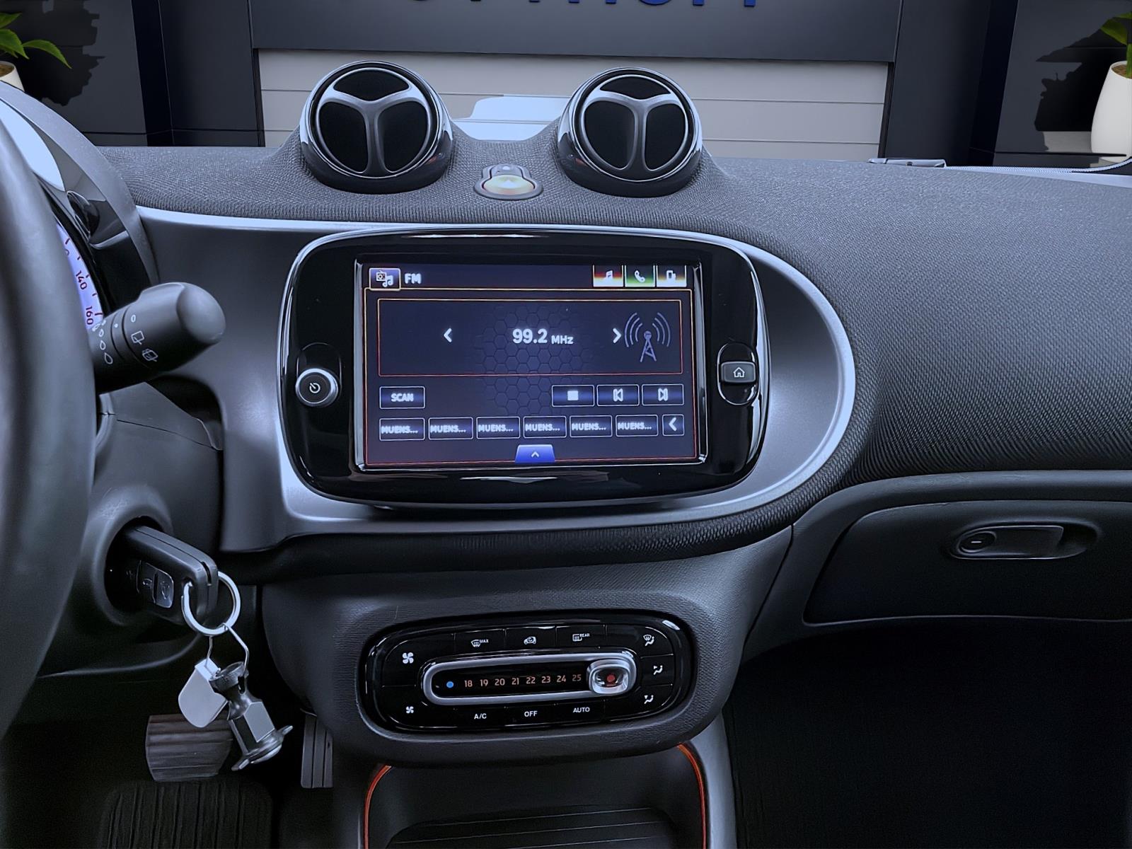 Bild 12: Smart fortwo Coupe EQ PASSION PANO SITZHZG LED PDC