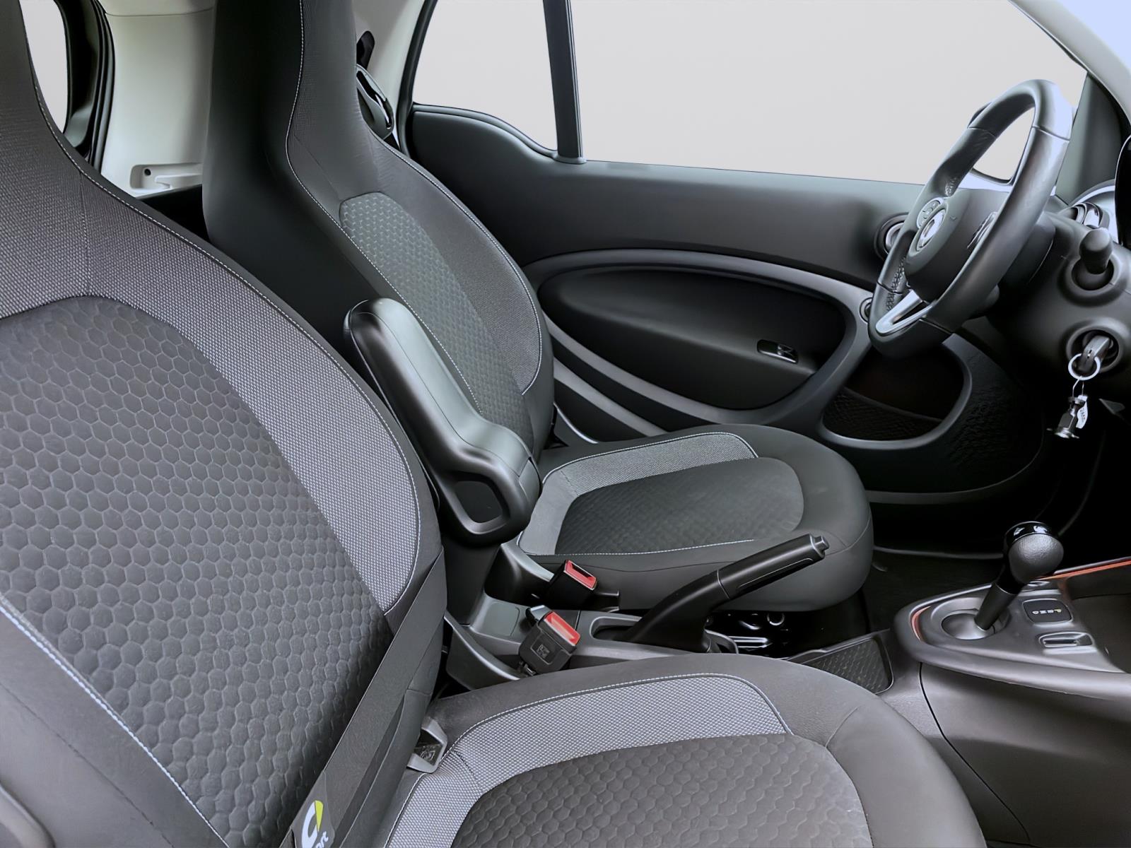 Bild 14: Smart fortwo Coupe EQ PASSION PANO SITZHZG LED PDC