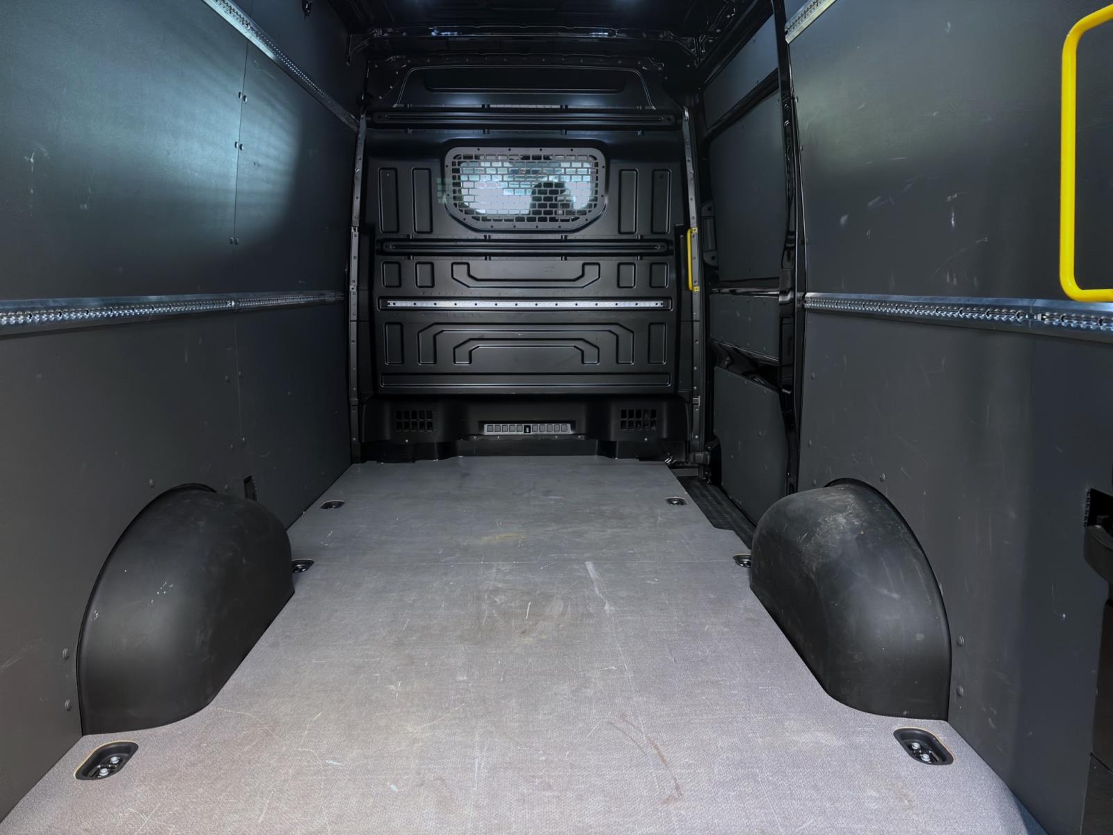 Bild 2: Volkswagen Crafter Kasten NF 35 2.0 TDI MR PDC KAMERA NAVI SHZG