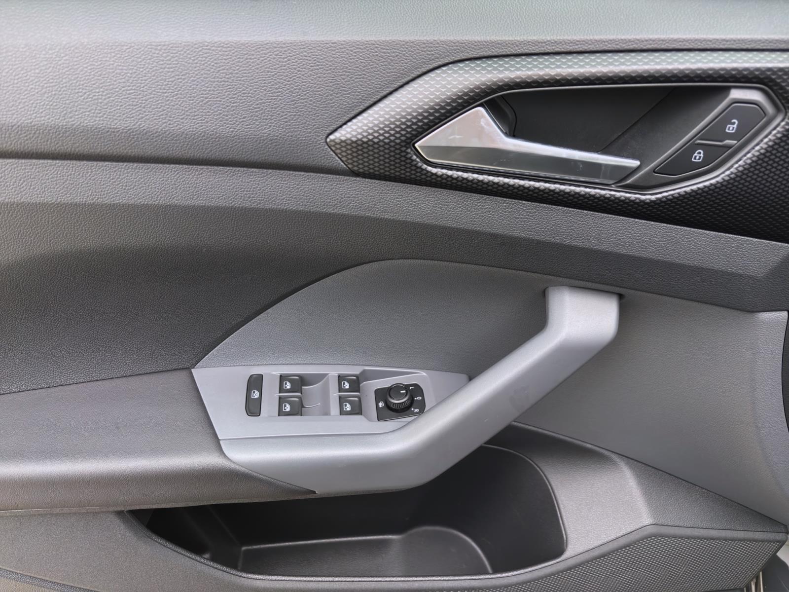 Bild 9: Volkswagen T-Cross 1.0 TSI LIFE PDC SITZHZG KLIMA LM16