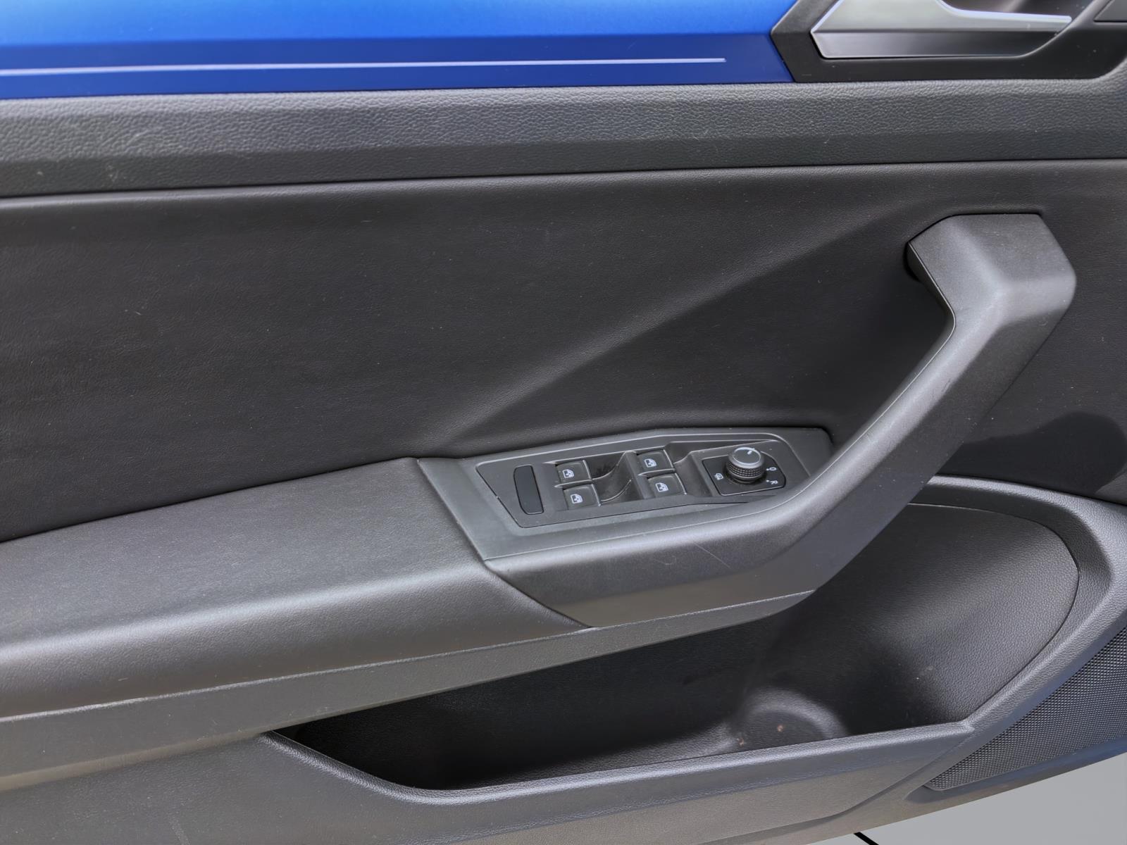 Bild 8: Volkswagen T-Roc Cabriolet 1.5 TSI R-LINE PDC SITZHZG KLIMA LED